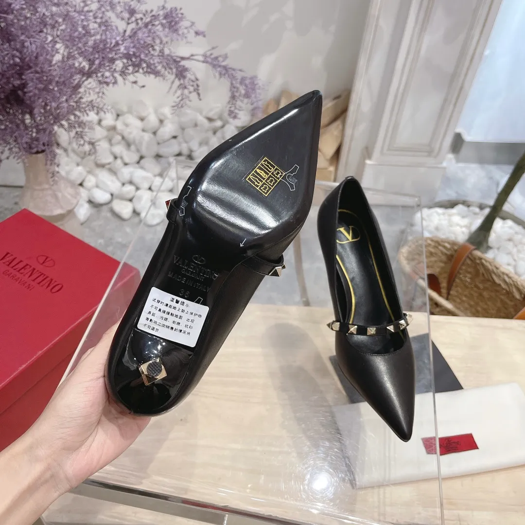 💕💕Factory direct selling price p440💕💕 Genuine leather sole +40 🆕Valentino. Valentino👑👑Latest series in the counter, the highest version, perfect details, very eye-catching catwalk series launched, V family’s hot rivet elements, luxurious and gorgeous! Various colors can be matched with beautiful clothes in spring and summer. There are many choices🎉🎉Exquisite and durable. It is copied at 1:1 of the original product. The upper foot is very pedicure-like. The key point is that it is very good and easy to control. It does not grind the feet and does not tire the feet. It is a walking artifact. The last shape is completely compared to the counter. The details are perfect. Without the original version, it would not be so exquisite! (Note! The heel shape and height are exclusively molded according to the original version, and are not randomly substituted by the market🐂) The color and texture of the fasteners are consistent with the original version! 🔺Fabric: Imported sheepskin, 🔺Lining: According to the original high-gloss imported sheepskin lining 🔺6 colors to choose from: black ➕black belt, black ➕white belt, pink, burgundy, white, apricot 🔺Number of yards: 35 to 42 yards (42 yards are not exchanged) 🔺Heel height: 7cm Rubber sole Genuine leather sole +40